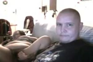 Hij neukt zijn vrouw terwijl de webcam aan staat 