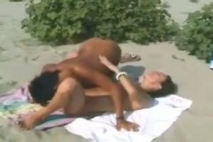 Lesbische sex op het italiaanse strand.