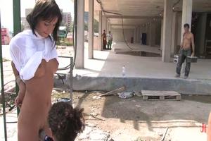 Halfnaakt vastgebonden en seksueel bevredigd in het openbaar