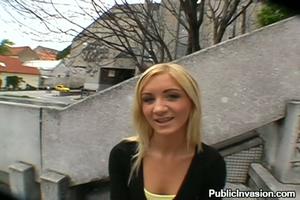 Op straat laat ze haar mondje vol sperma spuiten