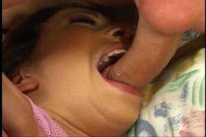 Hij maakt haar wakker door een dikke lul in haar mond te stoppen