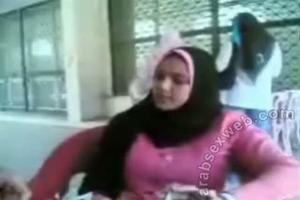 Moslima mastubeerd haar kaal geschoren kut