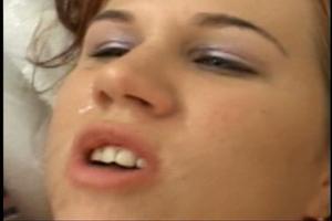 Ze laat zich door haar leraar neuken en vol sperma spuiten