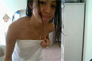 Tienermeisje in de badkamer