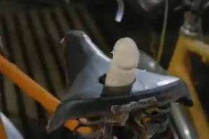 Tijdens het fietsen geneukt worden door een dildo