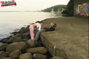 Blondje pijpt laat zich neuken en vol sperma spuiten