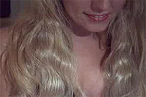 Ondeugend blondje geeft super show voor de webcam