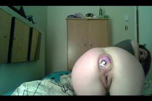 Langzaam poept ze een bal uit