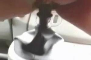 Vingerend word ze geil en neukt de versnellingspook van de auto