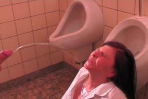 Hij pist de kantine juf in haar gezicht laat haar pijpen en neukt haar