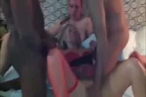 In deze ganbang pijpt het meisje en word ze geneukt