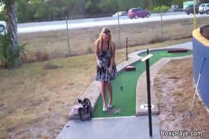 In de buitenlucht en in het opnebaar mastubeerd de blondine haar kut en anus