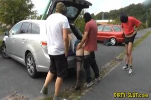 Deze hoer heeft meerdere gangbang's waar in ze pijpt en geneukt word