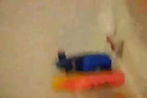 Meisje vingert anaal voor camera