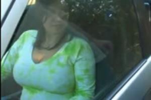 Hoertje pijpt je vanuit de auto