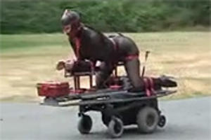 Vastgebonden op een karretje wordt ze gepenetreerd