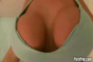 Milf met lekkere megatieten in de sportschool