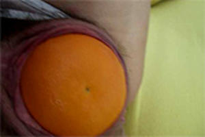 Sinaasappel ploep uit haar grote doos