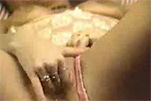 Het geile vocht druipt uit haar kletsnatte kut