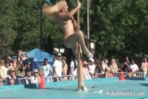 Blondje paal danst naakt terwijl er mensen toe kijken