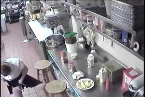 Serveerster op hidden cam betrapt met worstjes