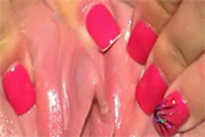 Nagellak pas mooi bij haar roze kut