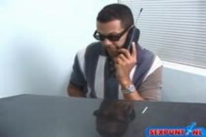 Geile cheerleader pijpt en word geneukt en gevingerd