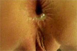 Bah bah sperma druipt uit haar anus