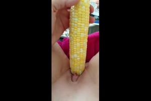 Geen dildo bij de hand, dan maar een maiskolf