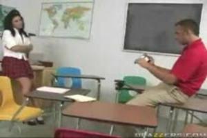 Docent Kees neukt zijn collega Femke de tekenjuf in het klaslokaal