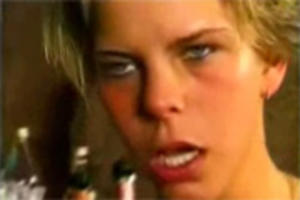 Dronken barvrouw wordt door haar oude baas gegrepen