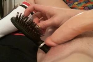 Tienersletje gebruikt haarborstel als dildo