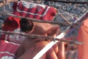 Pegging op een verlaten strand