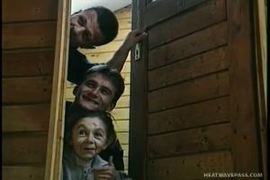 Man neukt twee kaboutertjes