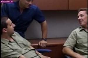 Een groepje collega's neuken een hoer in het magazijn 