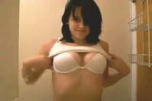 Ze laat alleen haar tietjes zien