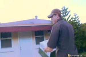 De geile jarige pijpt de stijve lul van de stripper 