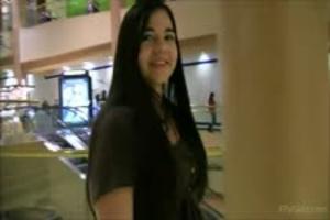 Verlegen sexy tiener laat haar prachtige tieten zien  voor de camera