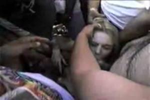 Vijf mannen spuiten een meisje vol met zaad