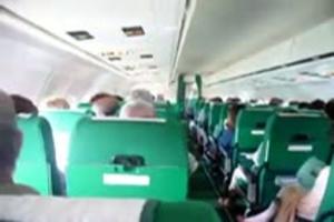 Ze mastubeerd haar kale vagina in een vliegtuig vol mensen