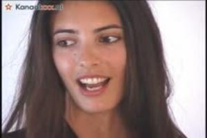 Ze laat hem klaar komen en haar gezicht vol sperma spuiten