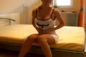 Sperma druipt tussen haar billen