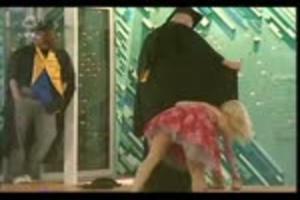 Meisje gaat naakt in het bigbrother huis