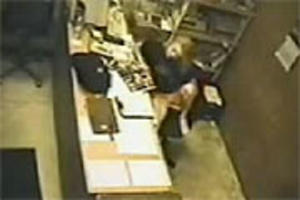 Baliemedewerkster vingert zichzelf