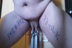 Kracht training en stretching van haar schaamlippen