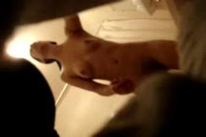 Naakt gefilmd onder de douche