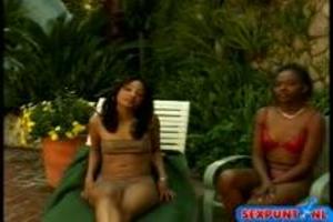 Twee lesbo negerinnen mastuberen elkaars kale kut