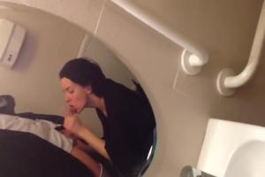 Kijk mee hoe zijn vrouwtje voor zijn pik op haar knietjes gaat