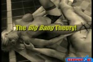 Fruit in haar kut en een grote lul die haar neukt