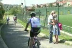 Tienermeisje stiekem buiten geneukt